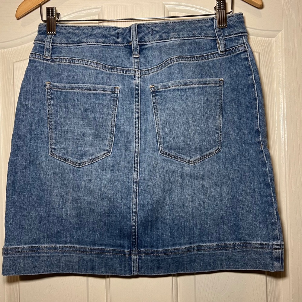 White House Black Market Denim Mini Skirt Medium Wash Chain Bit Detail Size 4 - Picture 5 of 8